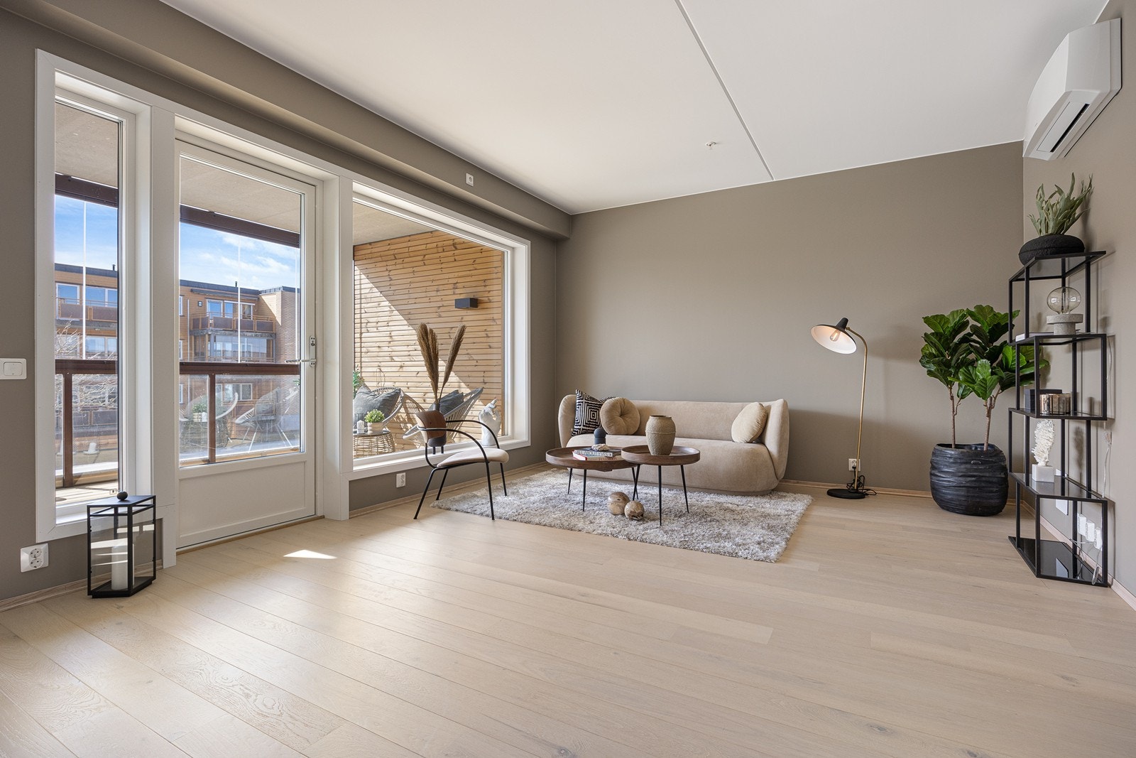 Stuen har god plass til sittegruppe og TV. En viftekonvektor på veggen sørger for jevn og god varme Galleribilde