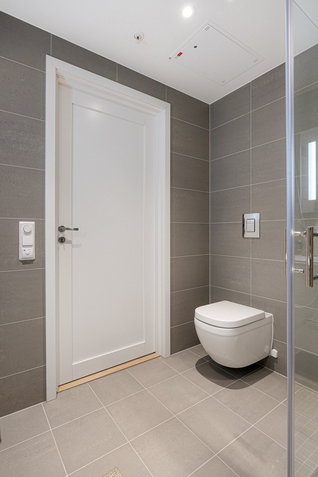 Badet har gulvvarme og vegghengt klosett Galleribilde