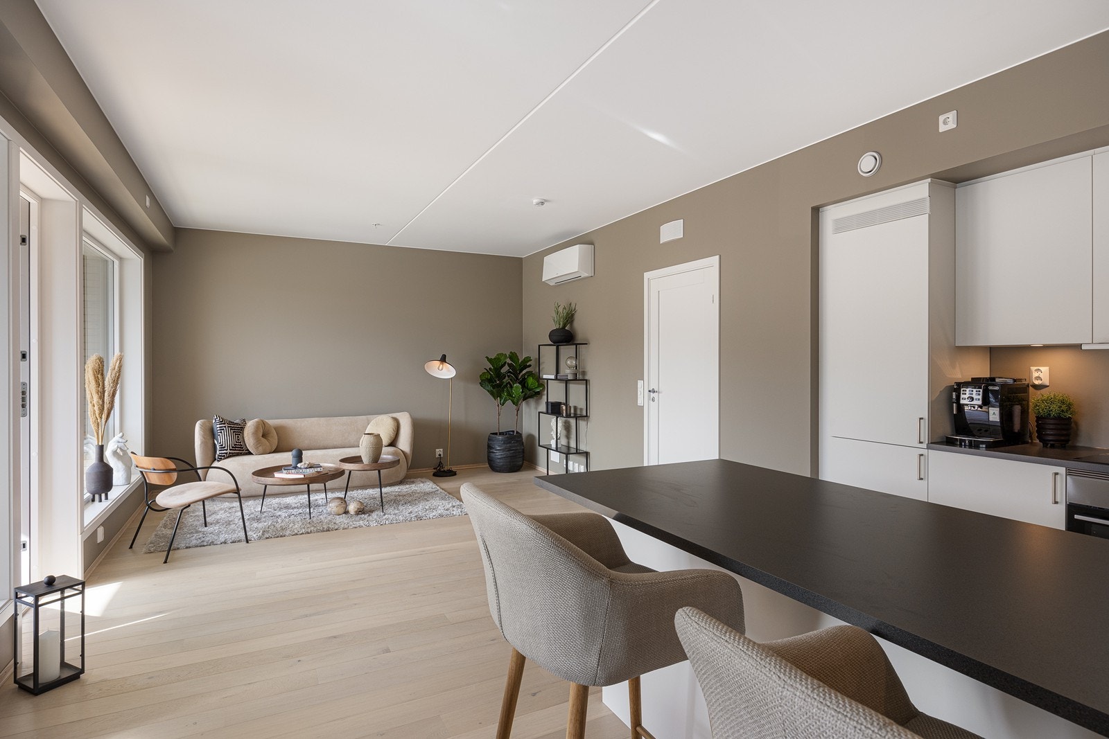 Veggene er malt i en moderne gråtone og på gulvet er det enstavs parkett Galleribilde