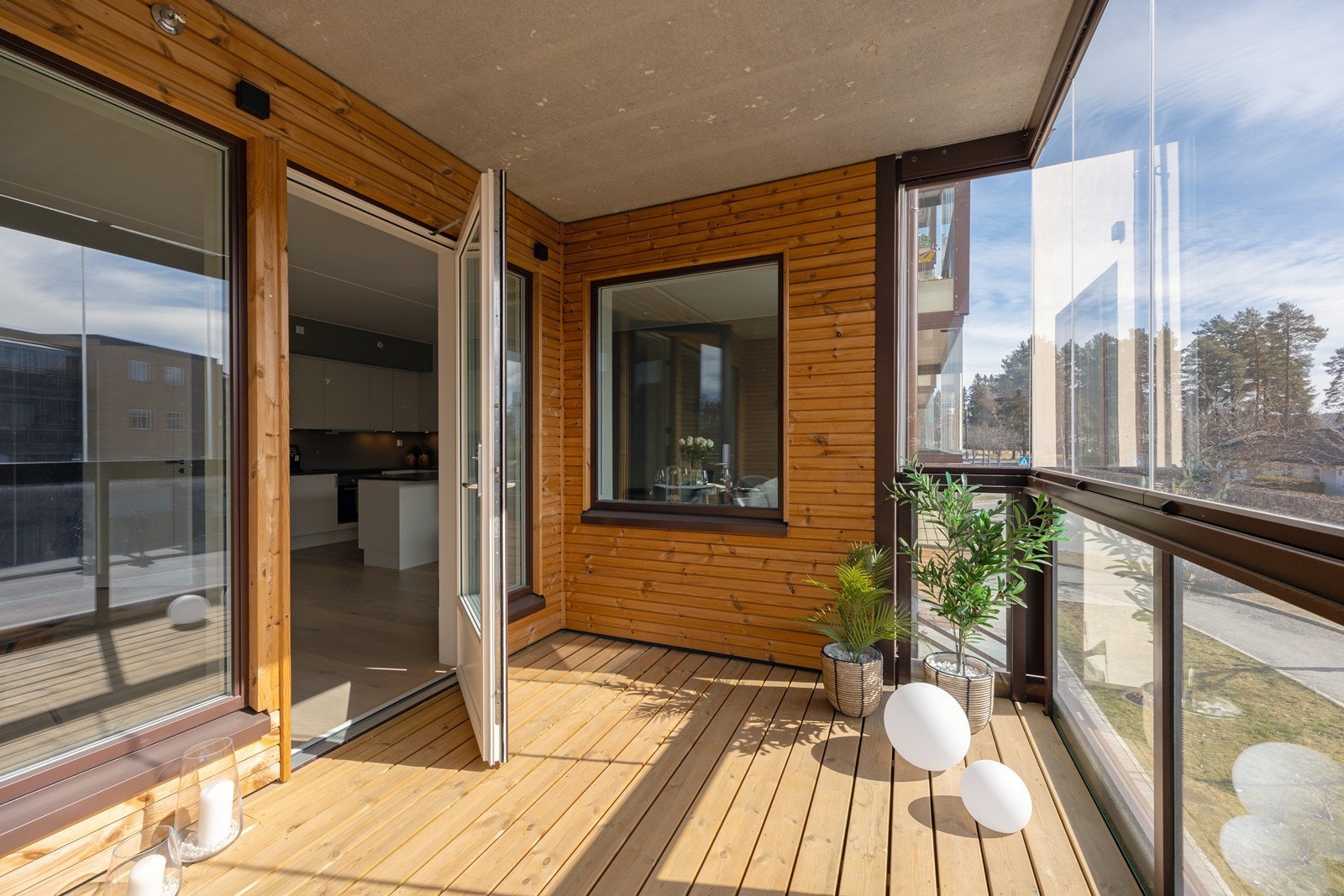 Balkongen har fin plass til utemøblement Galleribilde