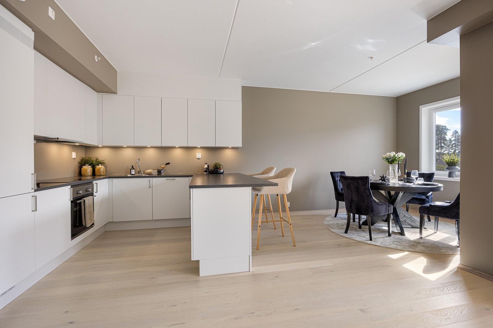 I tilkyning til kjøkkensonen er det godt med plass til en spisestue Galleribilde