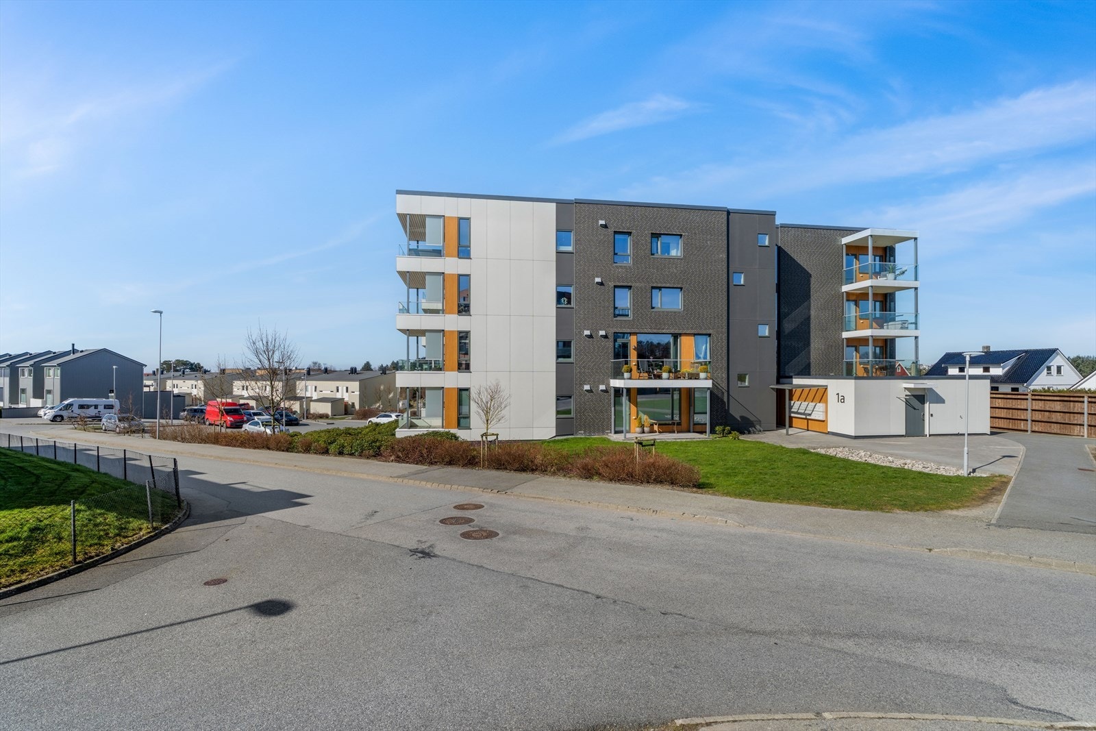 Randaberg sentrum ligger ca. 1,5 km unna. Her finner man butikker, lege, apotek, café og det man ellers trenger. Galleribilde
