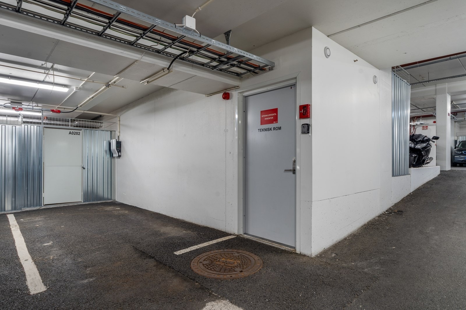 Fast parkering i lukket garasjeanlegg med el-bil lader Galleribilde