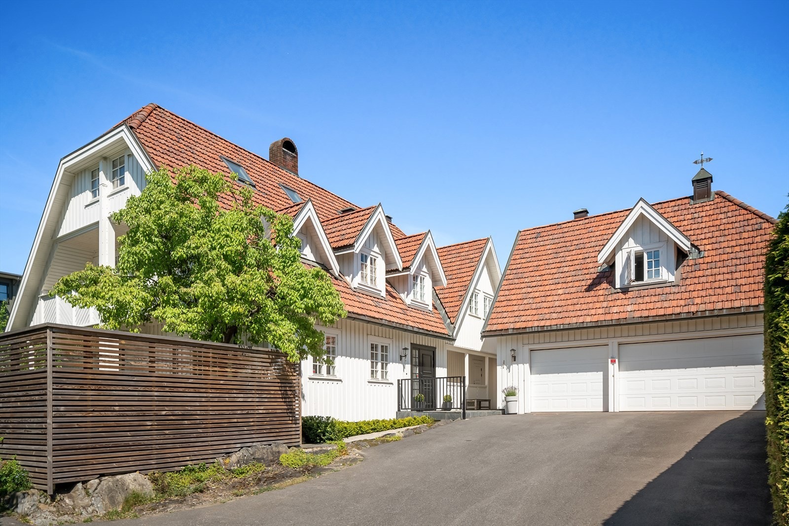 Gode parkeringsmuligheter i dobbelgarasje med elbillader og på egen tomt Galleribilde