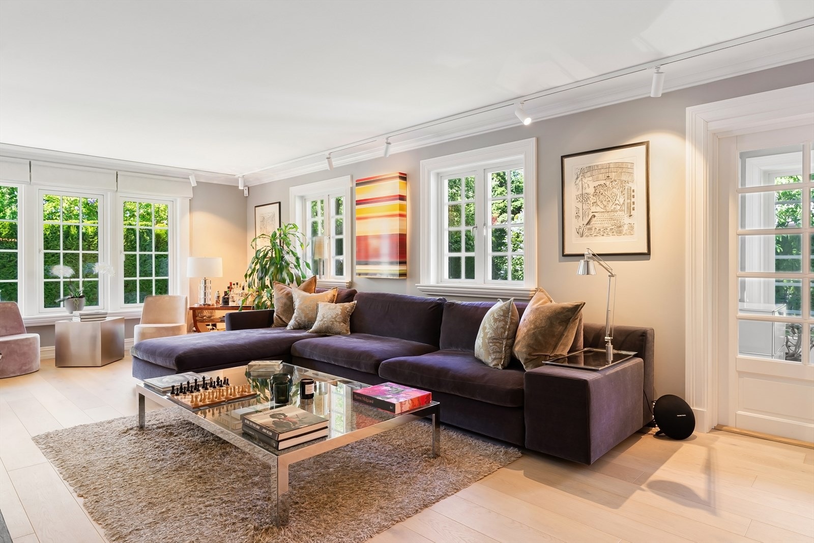 Stuen er av god størrelse med plass til flere soner. Galleribilde