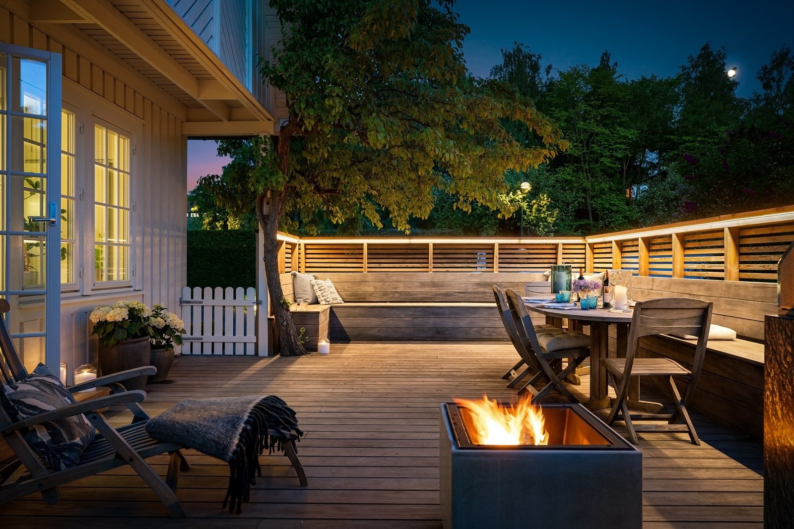 Terrassen er flott opparbeidet med plassbygget sittebenk, belysning og spilegjerde som gjør det lunt og skjermet. Galleribilde