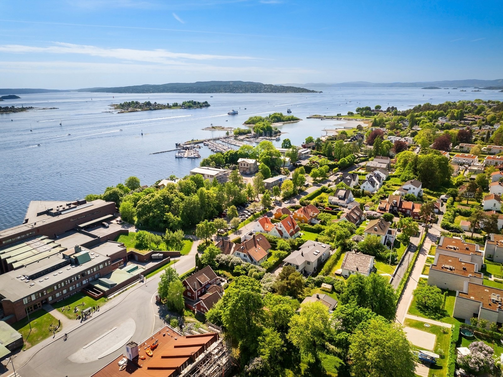 Kort spasertur til flotte turområder i Kongeskogen og langs sjøen med flere badestrender Galleribilde