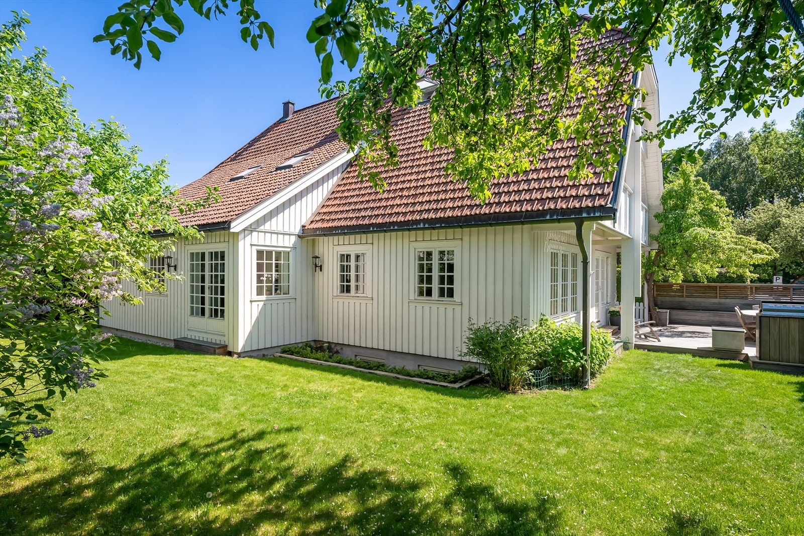 Her bor du usjenert og tilbaketrukket, samtidig svært sentralt med umiddelbar nærhet til bussholdeplass og kort vei til nærbutikk Galleribilde