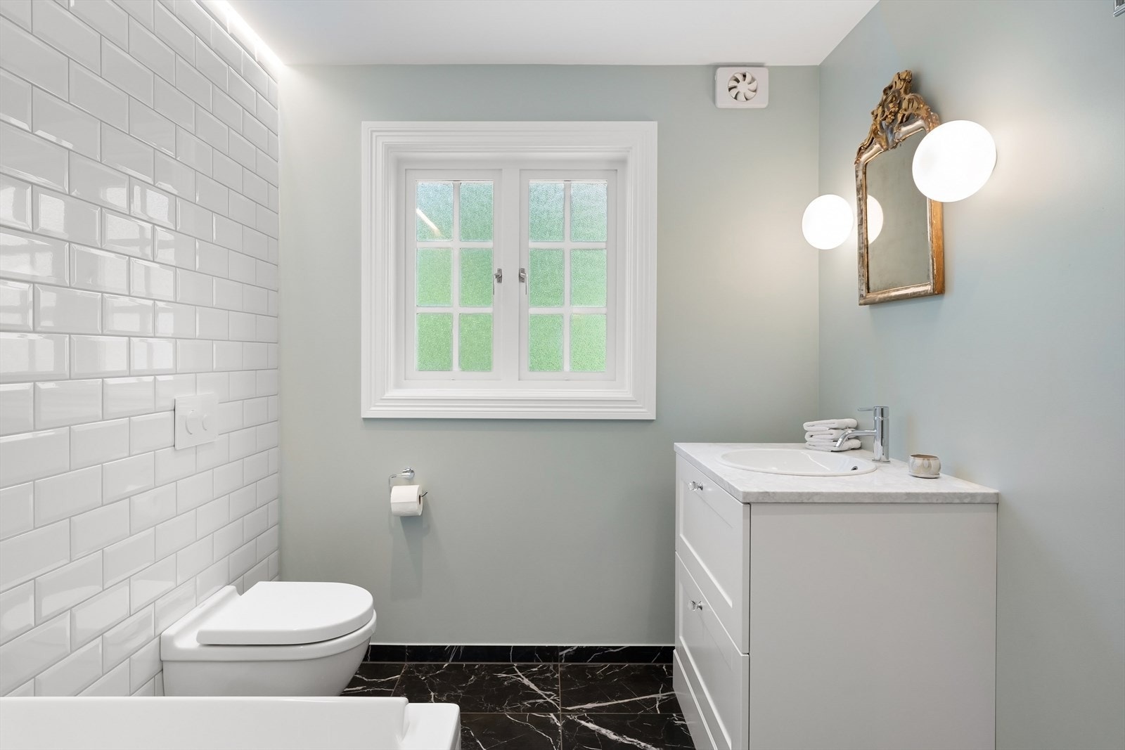 Pent bad i forbindelse med entré/ hall. Galleribilde