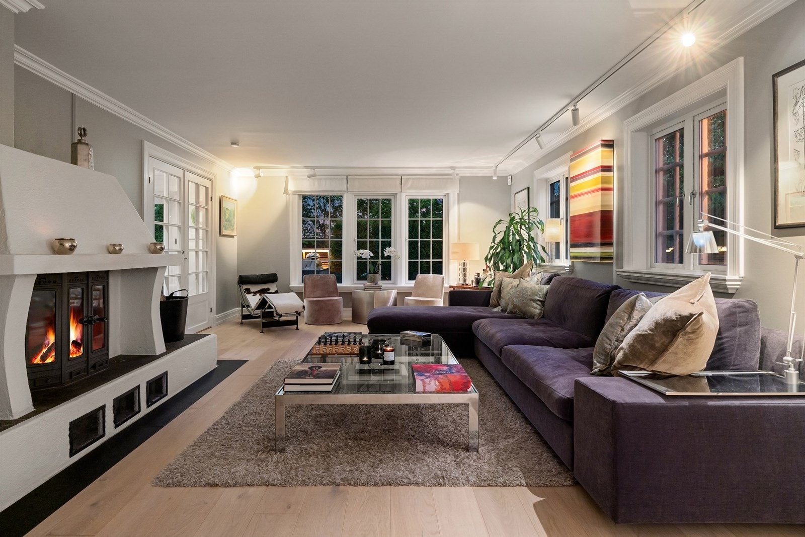 Innvendig fremstår boligen innbydende med flotte farge-og materialvalg. Galleribilde