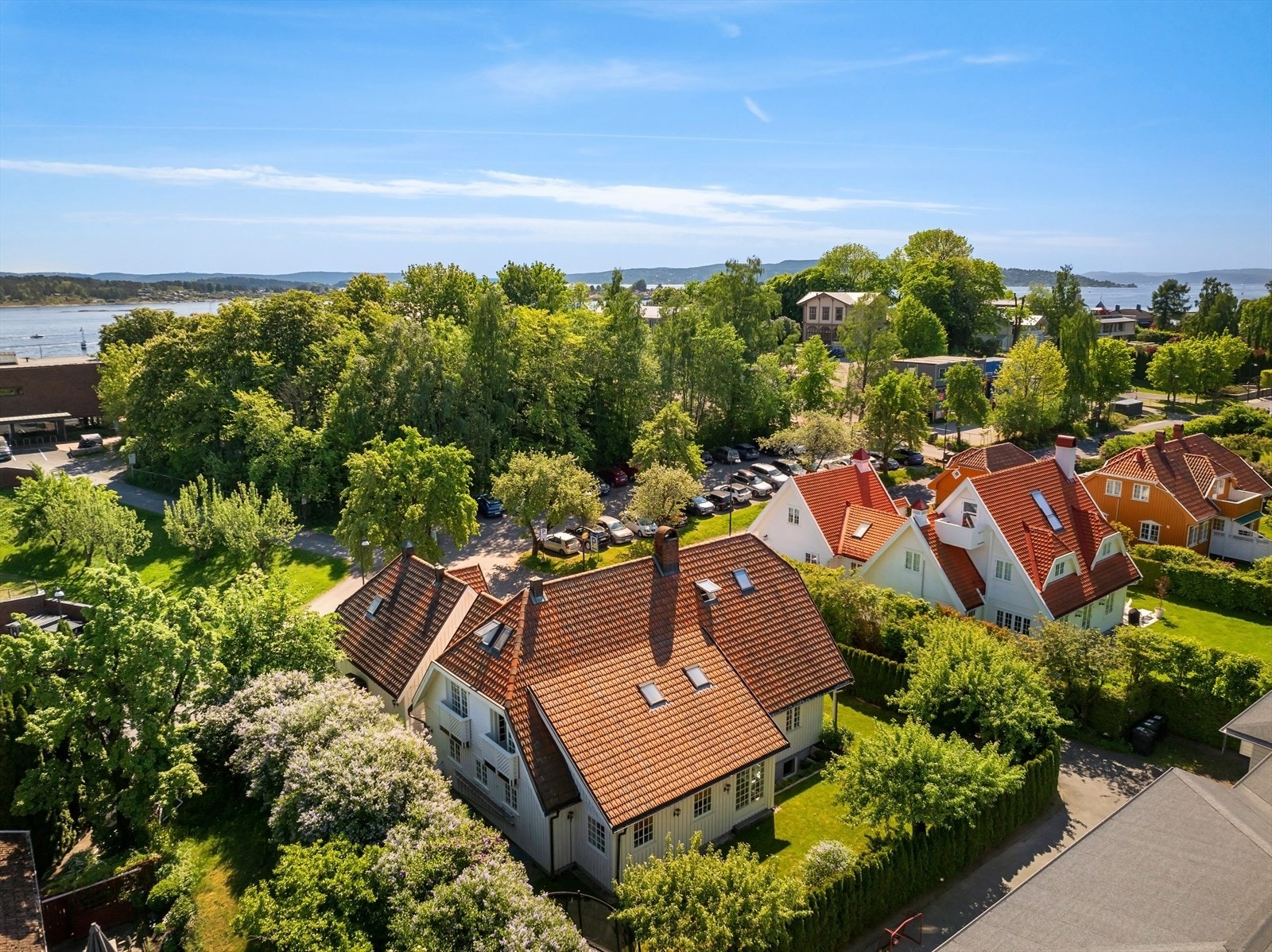 Boligen er innholdsrik og strekker seg over 2 plan + underetasje og loft. Galleribilde