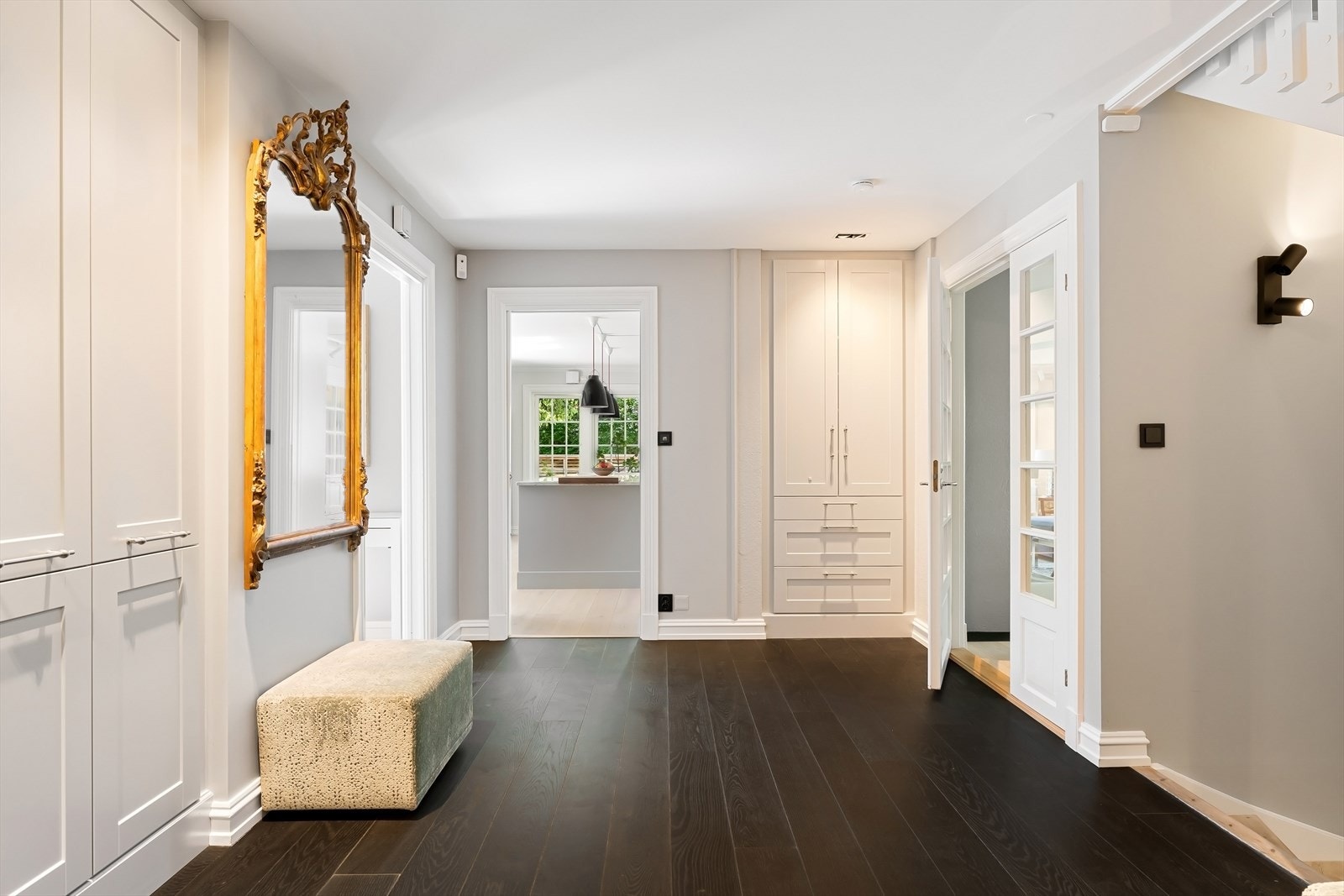 Stor og innbydende hall med plassbygde skap (nye i 2019). Galleribilde