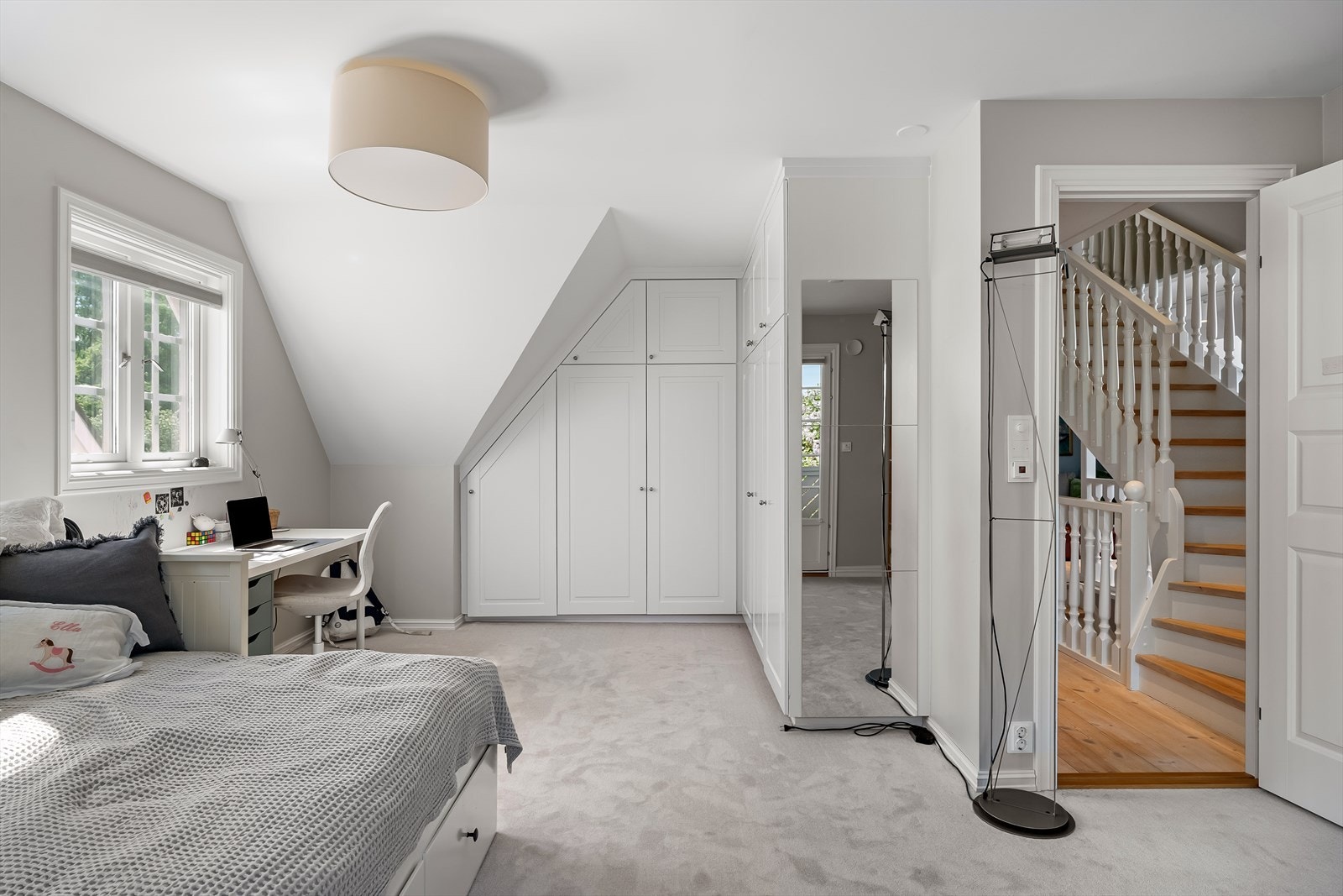 Godt med garderobeplass og plass til pult. Galleribilde