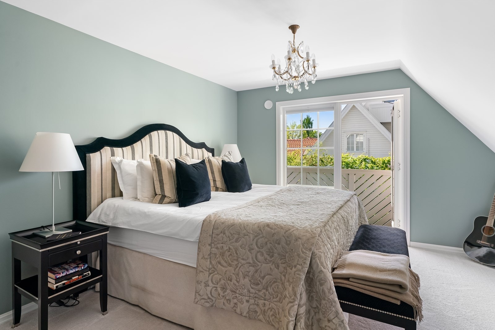 2. etasje består av stue, 3 soverom, 2 bad og omkledningsrom Galleribilde