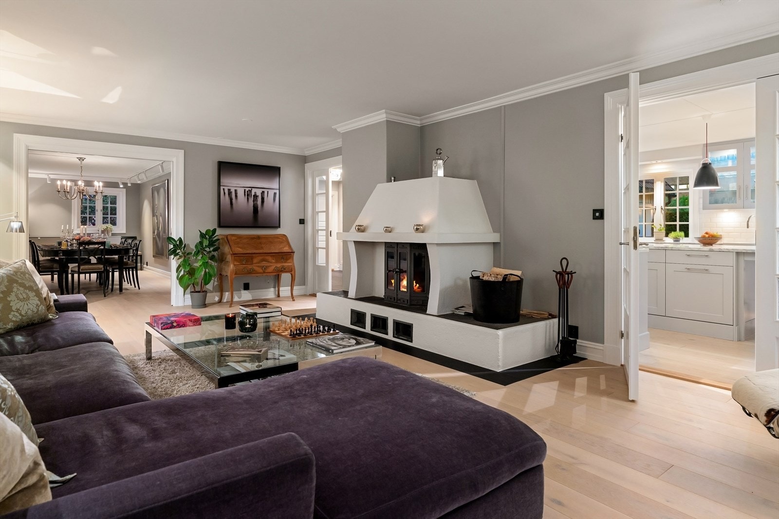 Stuen har peis som varmer godt kalde vinterdager. Galleribilde