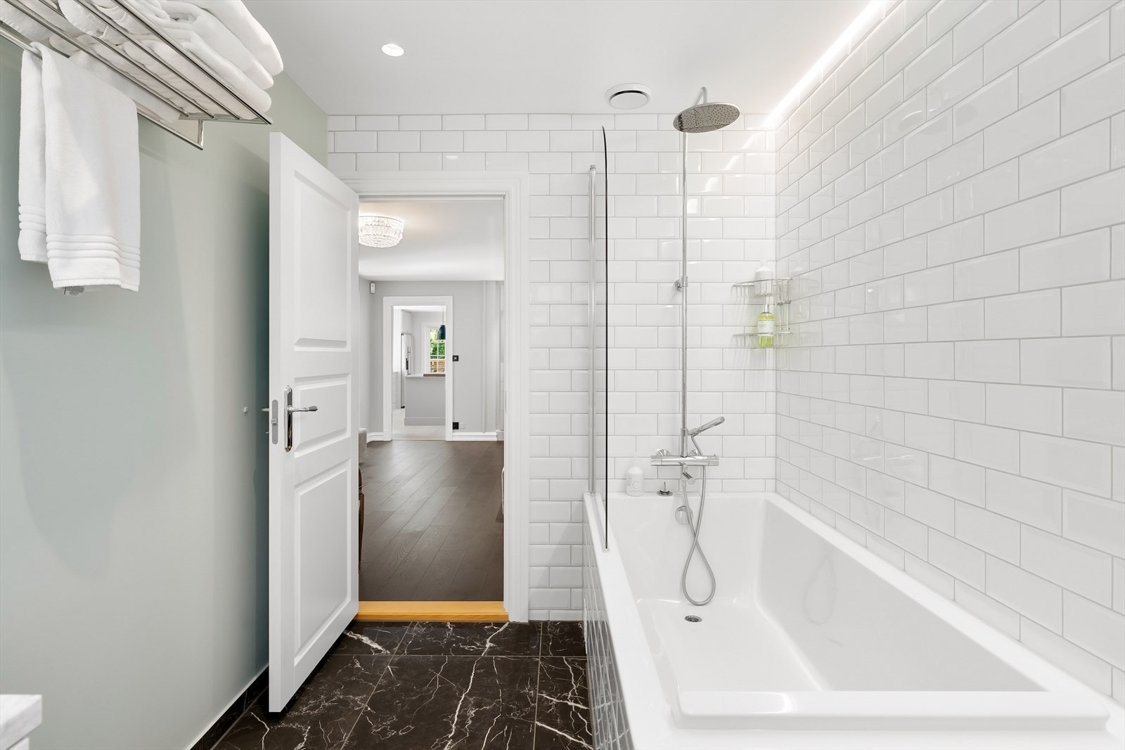 Badet har servant med innredning, badekar og vegghengt toalett. Galleribilde