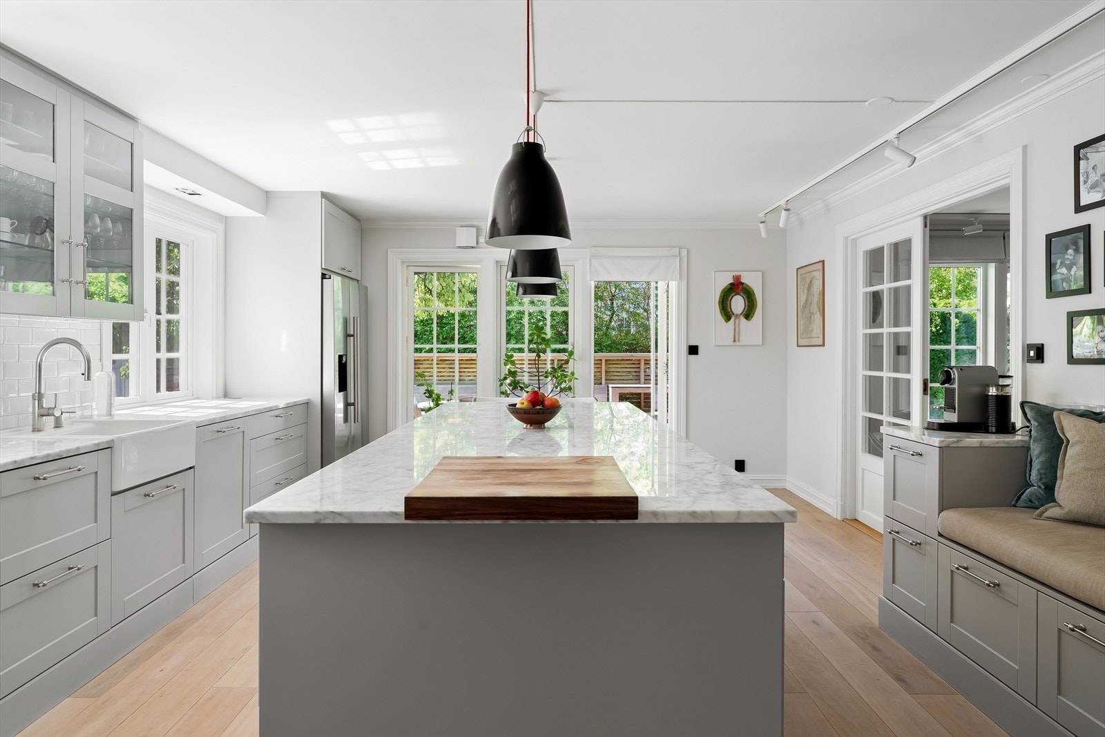 Kjøkkenet er svært lyst med direkte adkomst til terrassen. Galleribilde