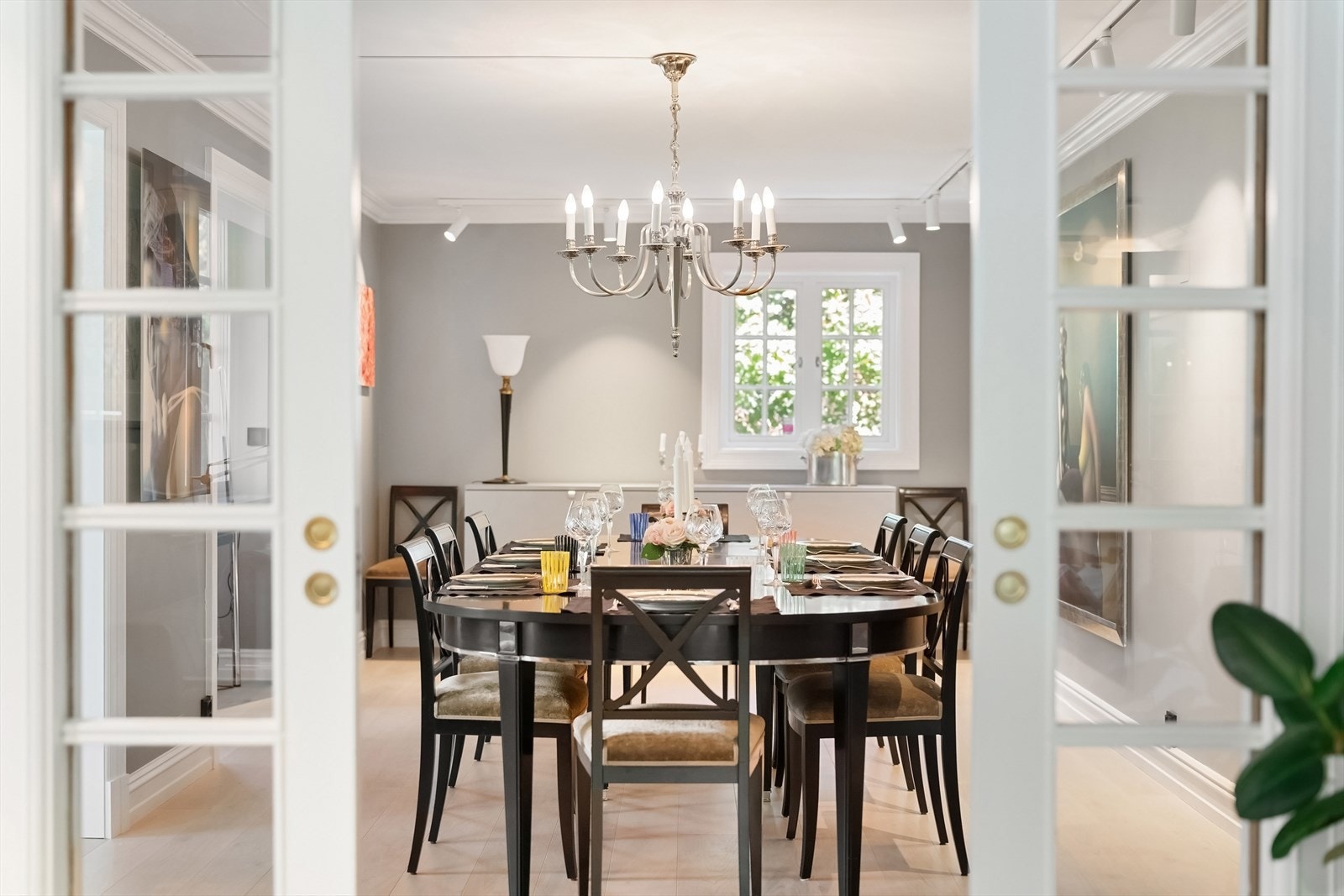 Spisestuen er av god størrelse og kan skilles av med skyvedører. Galleribilde