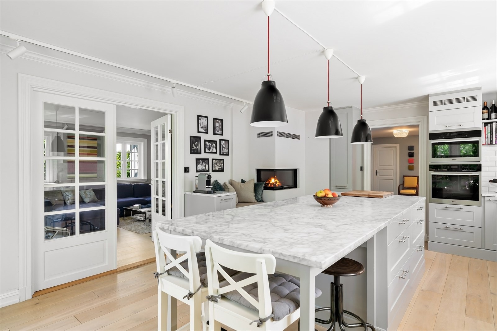 Integrert sittebenk og peis. Galleribilde