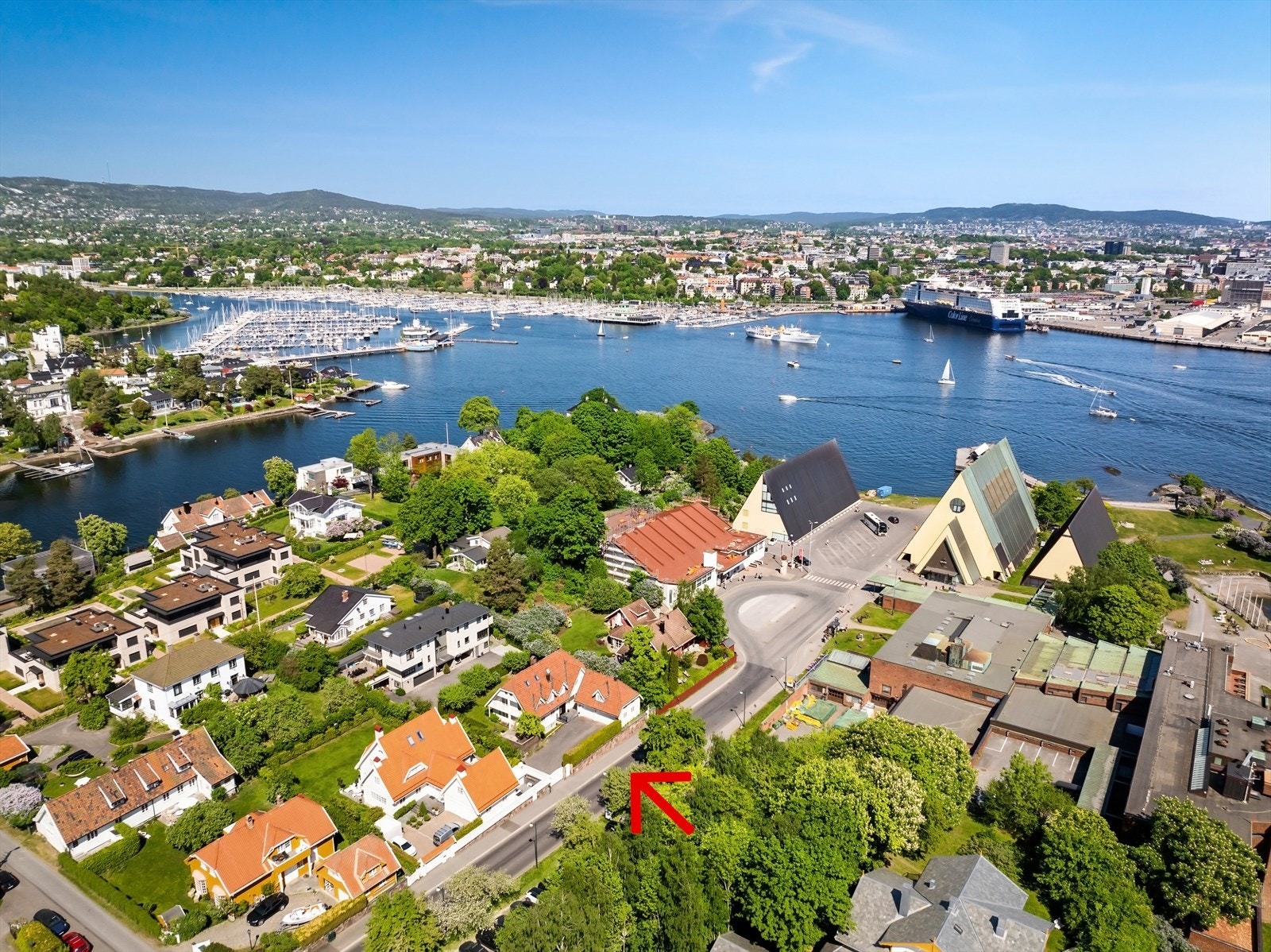 Her bor man skjermet og solrikt til. Frodig hage med terrasse. Galleribilde