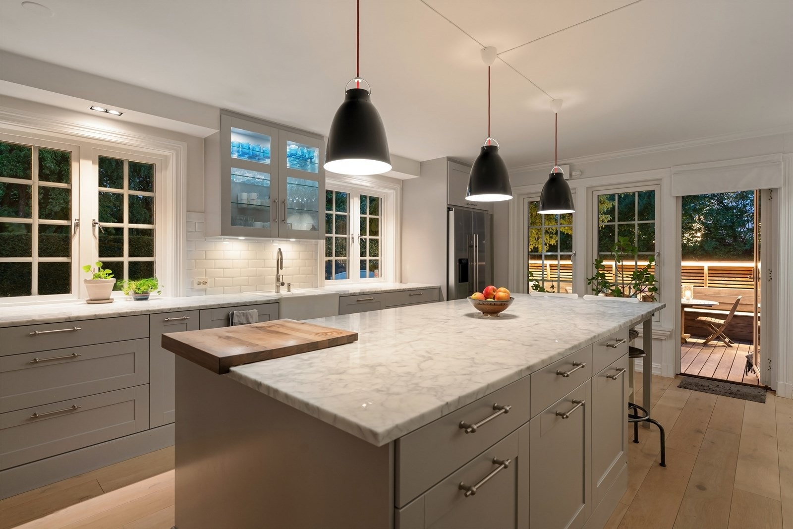 Svært delikat og innbydende kjøkken med kjøkkenøy med sitteplasser. Galleribilde