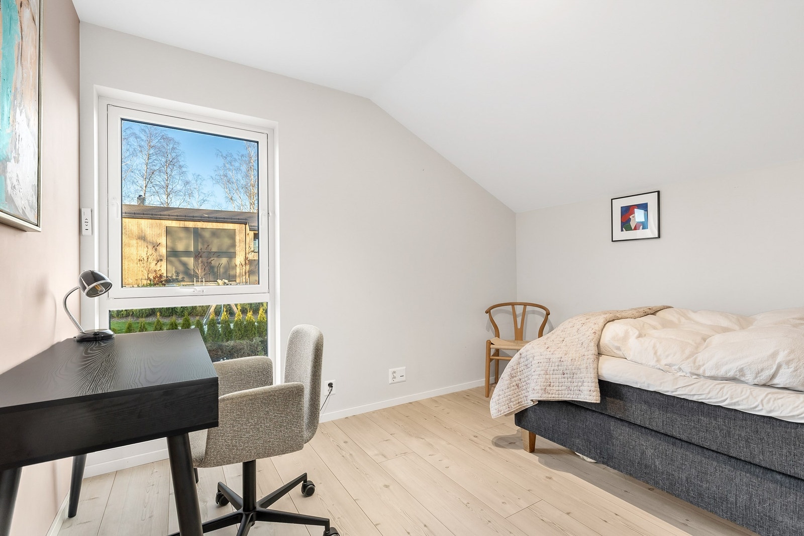 Her er det plass til seng, garderobeskap og skrivebord. Galleribilde