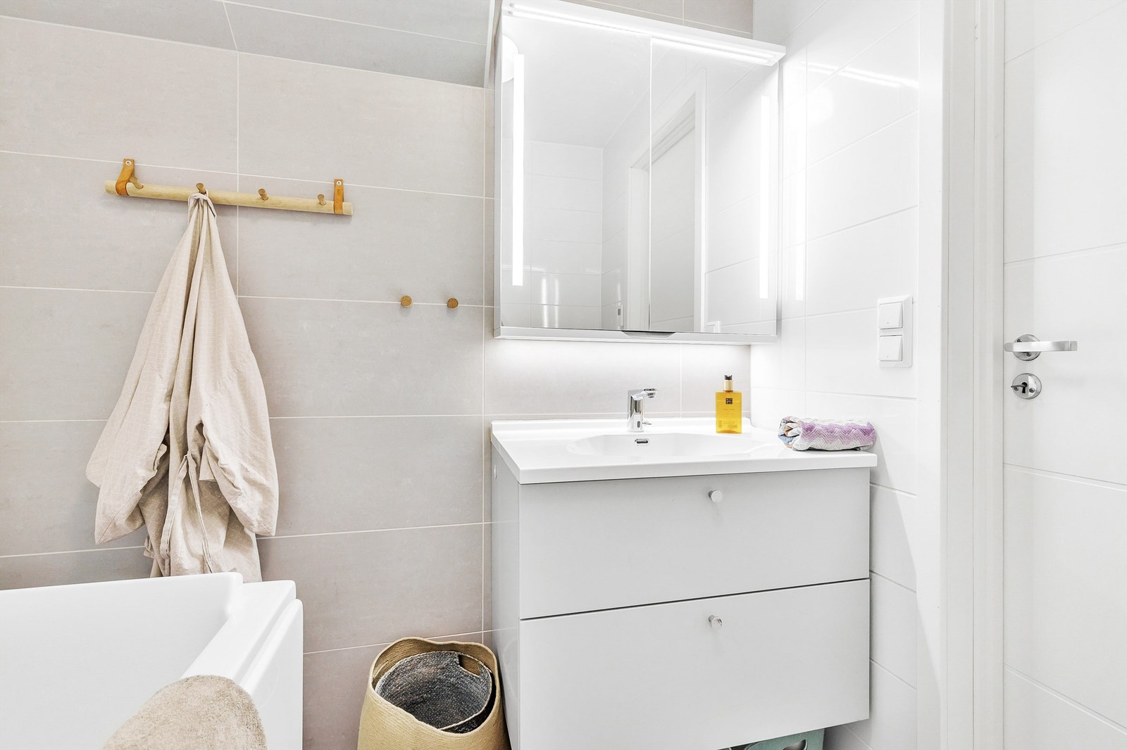 Vegghengt servantskap med skuffer og ovenpåliggende servant med automatisk armatur. Galleribilde