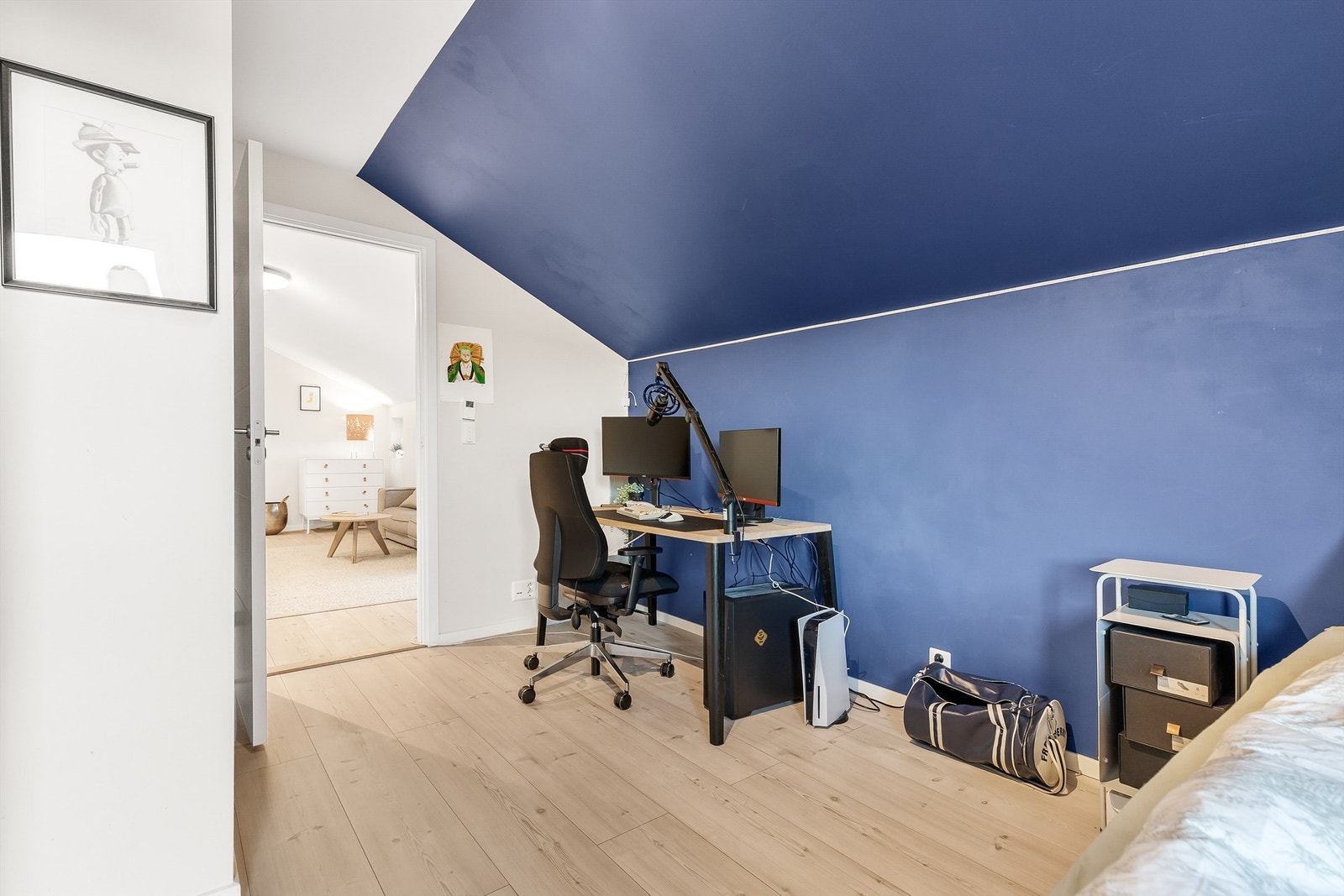 Halve rommet er malt i fin blå tone. Galleribilde