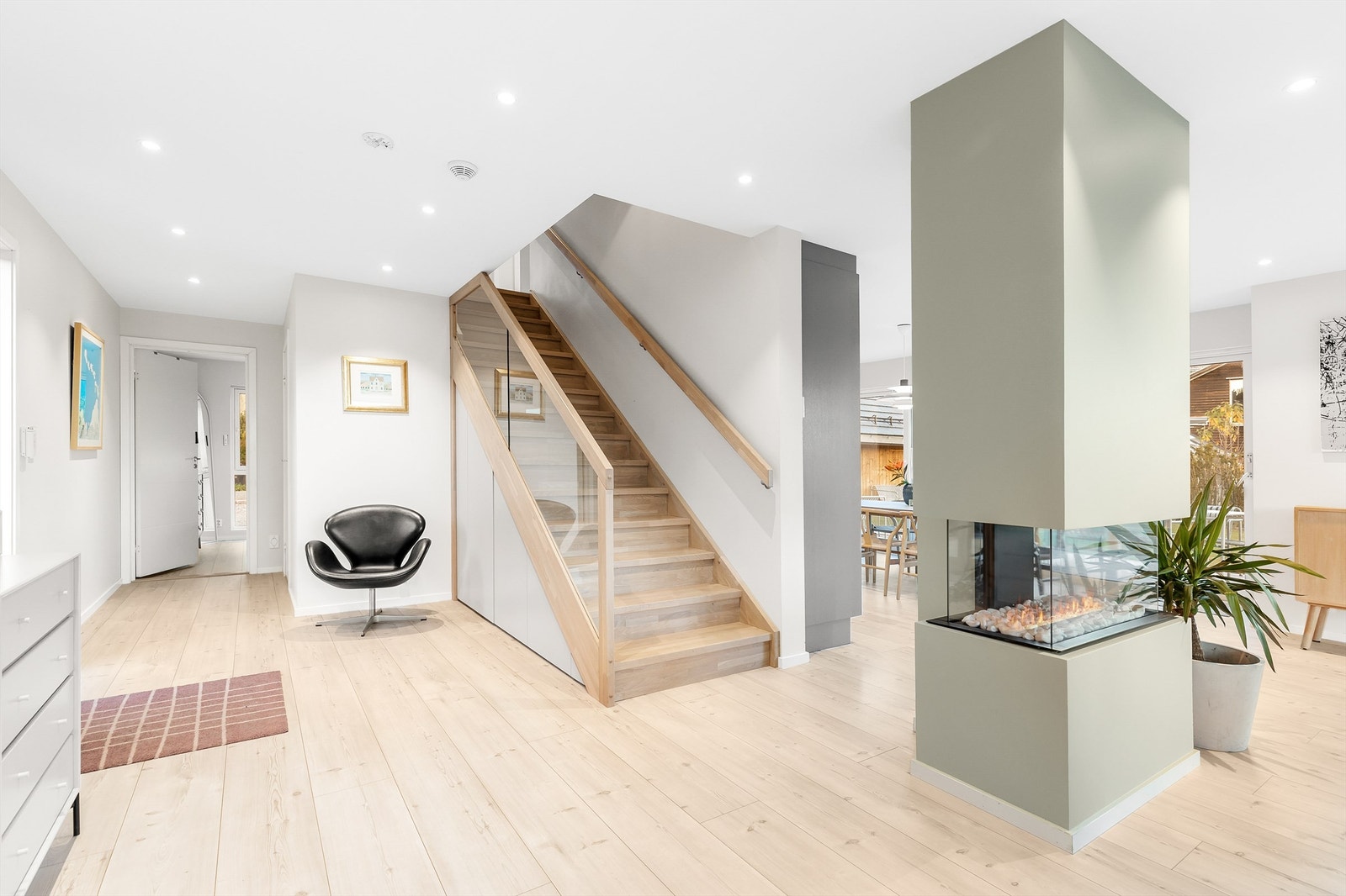 Overgangen til stuen gir en luftig følelse, og stuen blir raskt tilgjengelig rett fra inngangspartiet. Galleribilde