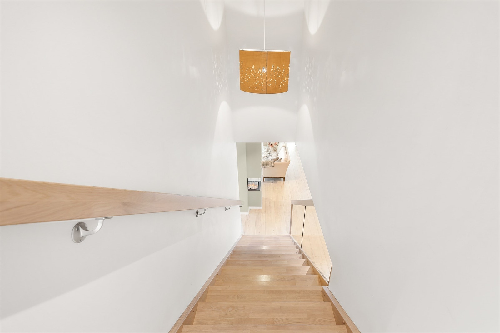 Videre opp i 2 etasje er det stue, baderom, bod og fire soverom. Galleribilde