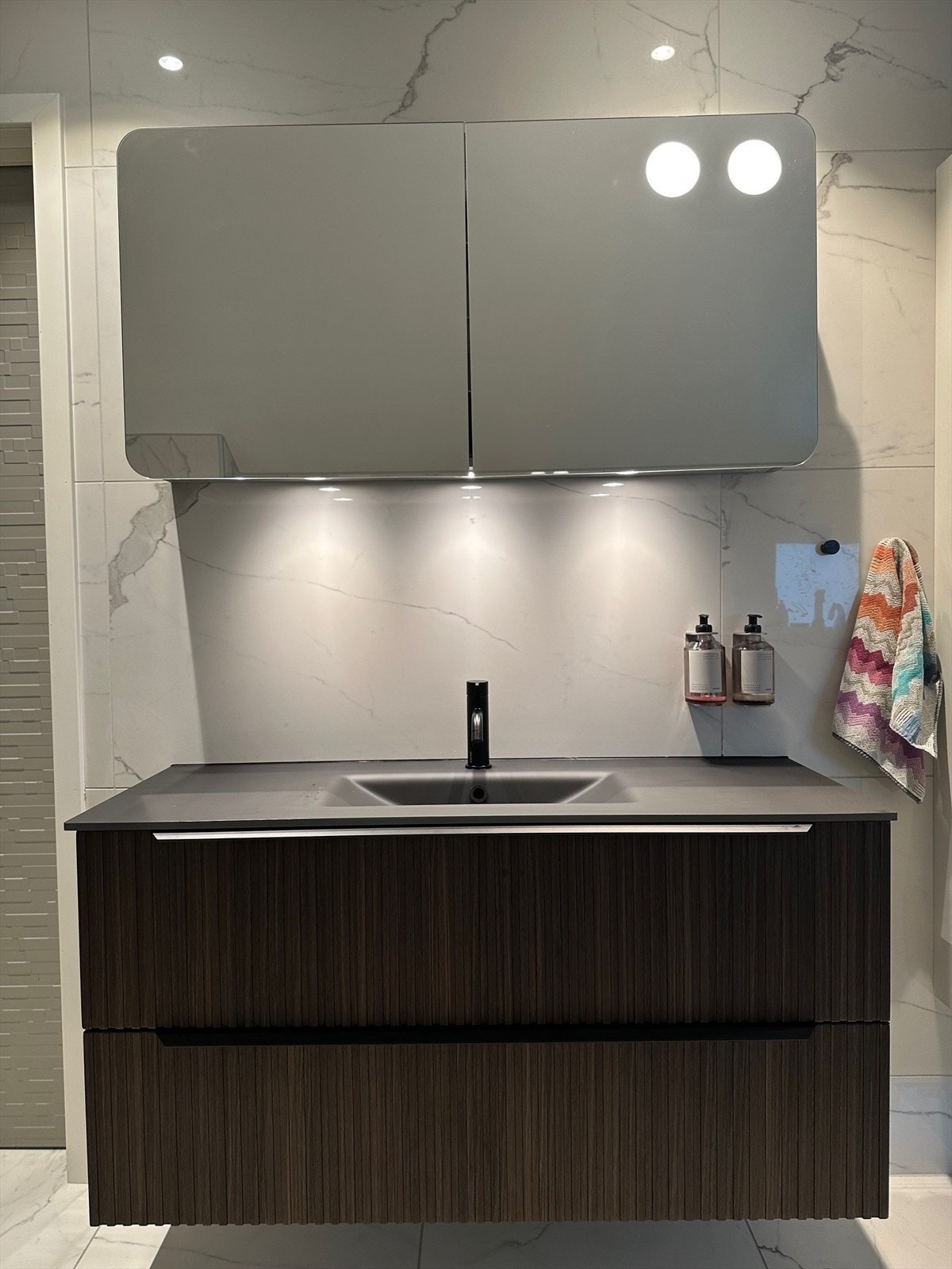 Flott baderom fra byggeår. Flislagt gulv med gulvvarme. Galleribilde