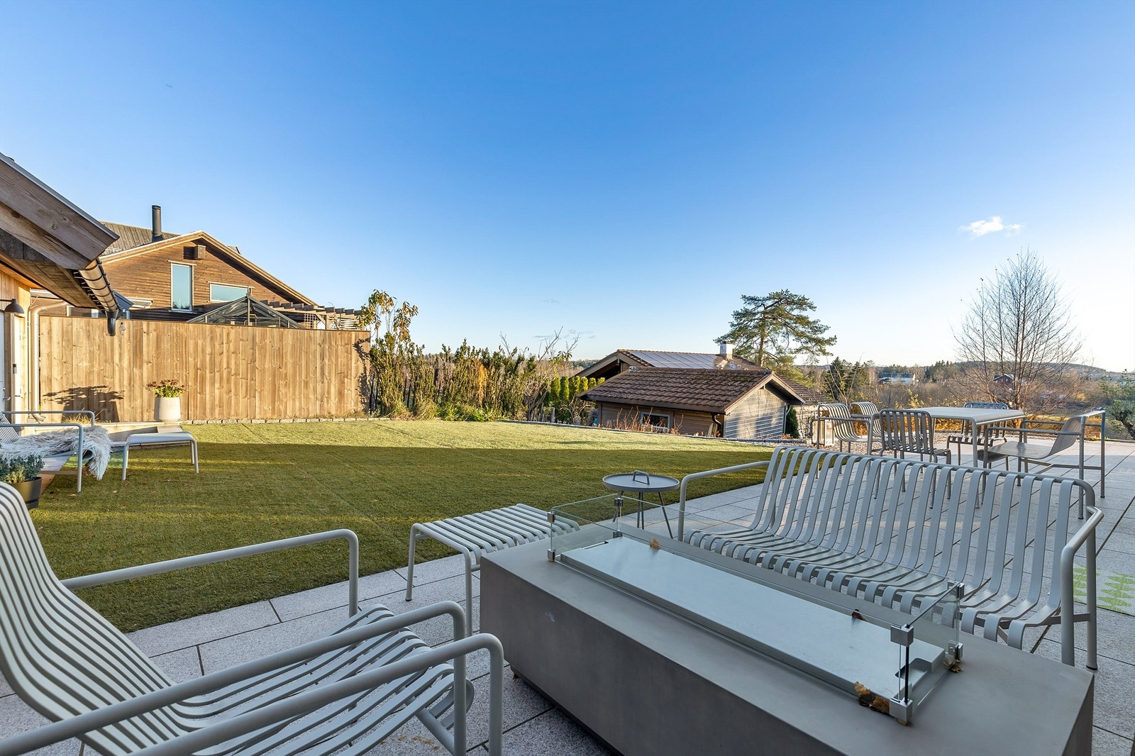 Fra spisestuen er det utgang til en stor platting på 50 kvm og en velstelt hage med god plass til utemøbler. Galleribilde