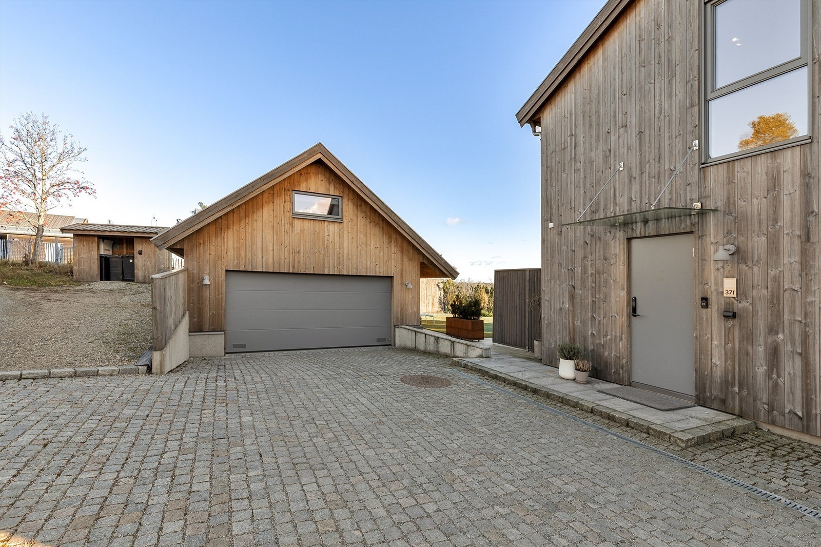 Frittstående dobbelgarasje på 35 kvm fra 2020 med el-billader montert. Galleribilde