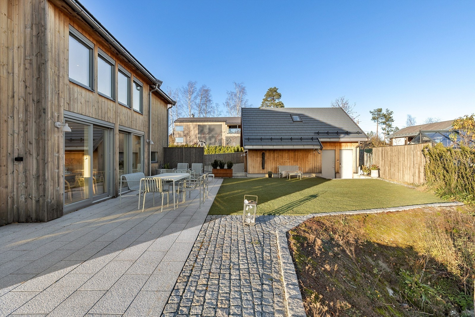 Pent opparbeidet uteområde, gode solforhold Galleribilde