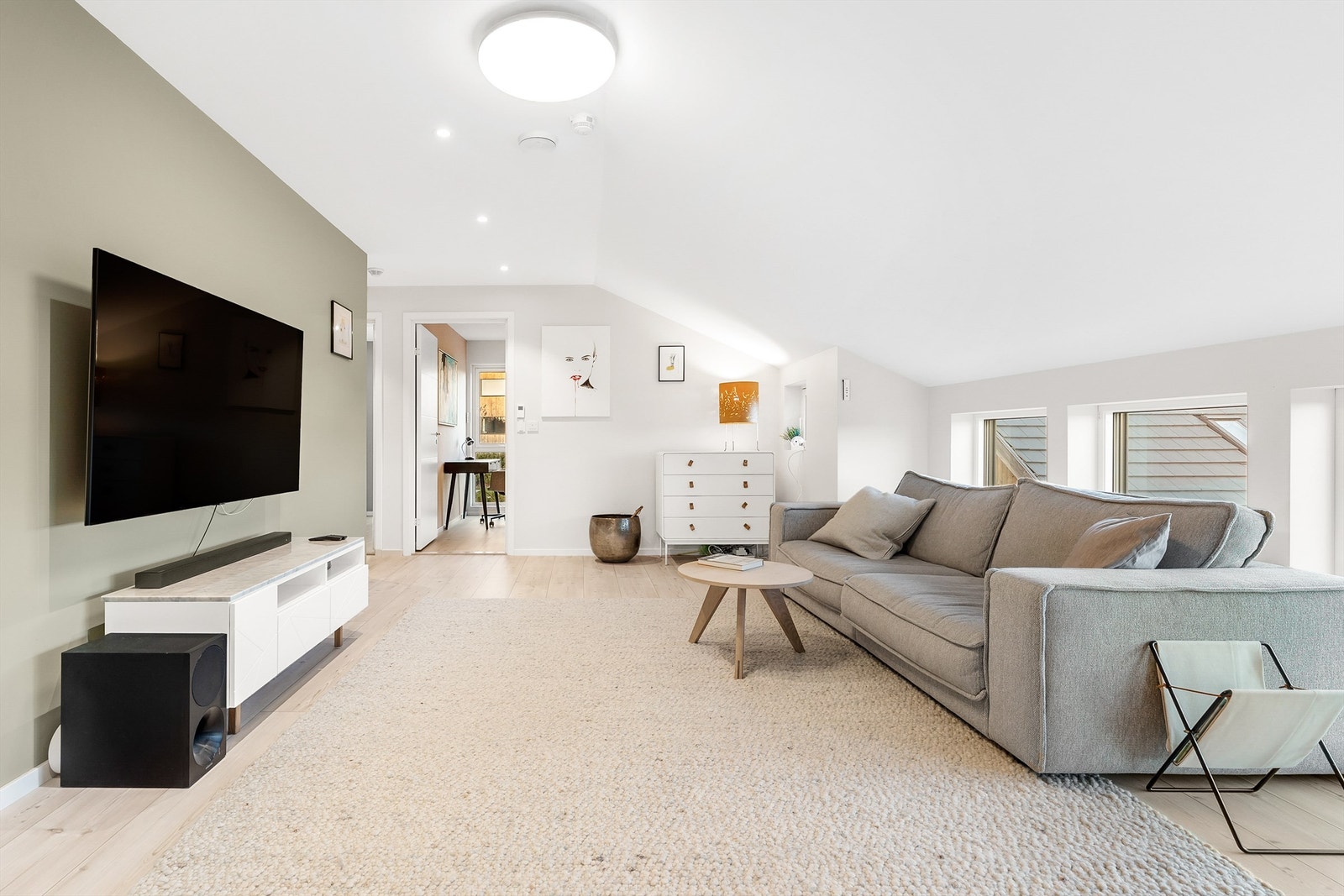 Fra stuen er det enkel tilgang til de fire soverommene. Galleribilde