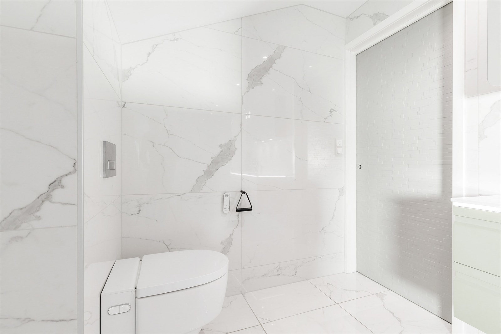 Vegghengt smart toalett med innebygget sisterne. Galleribilde