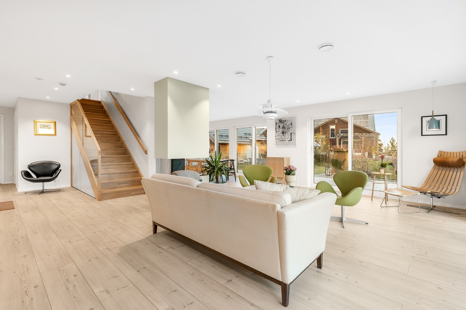 Store vinduer, gir stuen rikelig med naturlig lys. Galleribilde