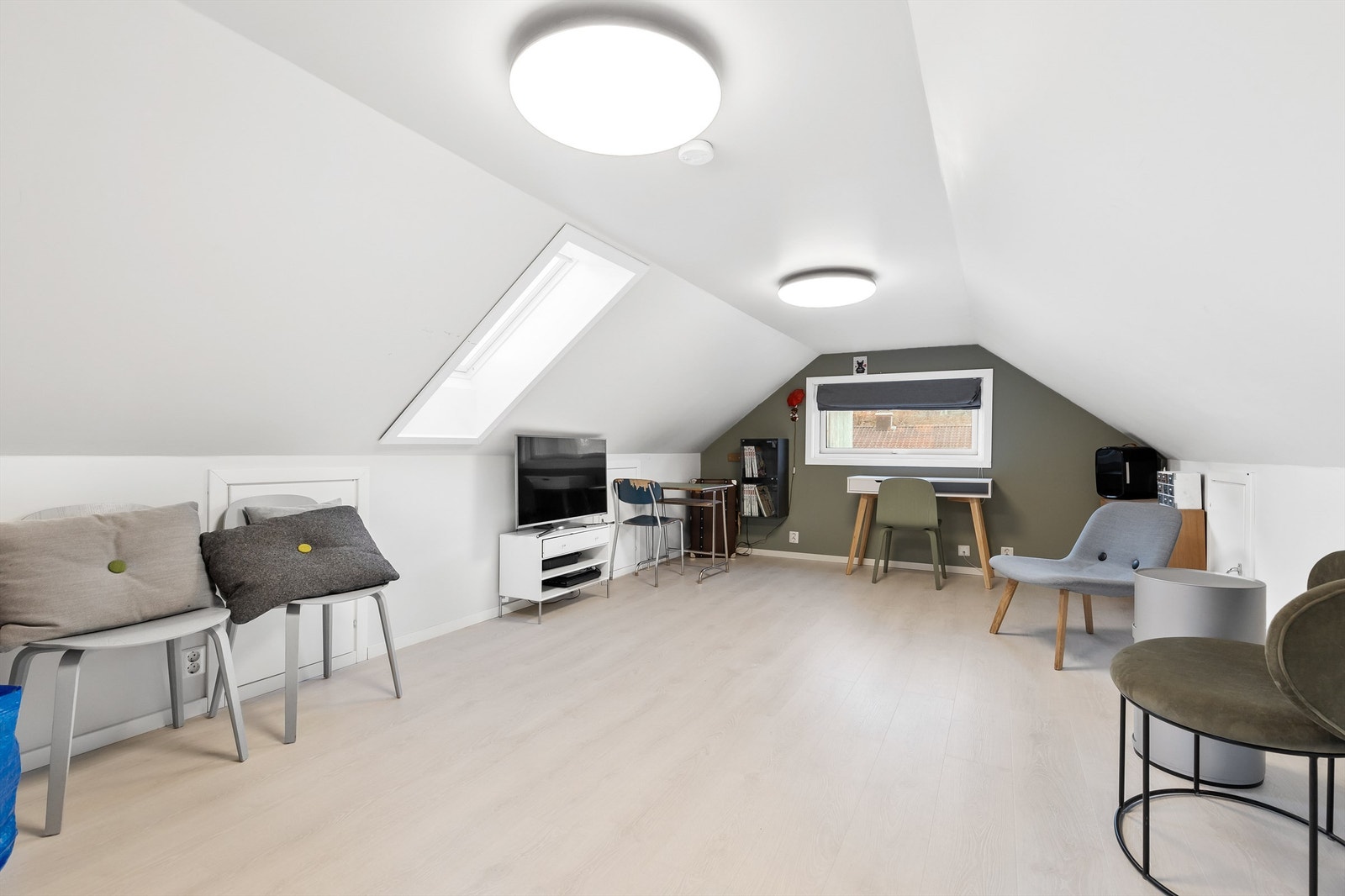 Rom benyttet som loftstue. Loftstuen over garasjen tilbyr god plass til lagring eller andre muligheter, og kan tilpasses etter behov (ikke godkjent til varig opphold). Galleribilde