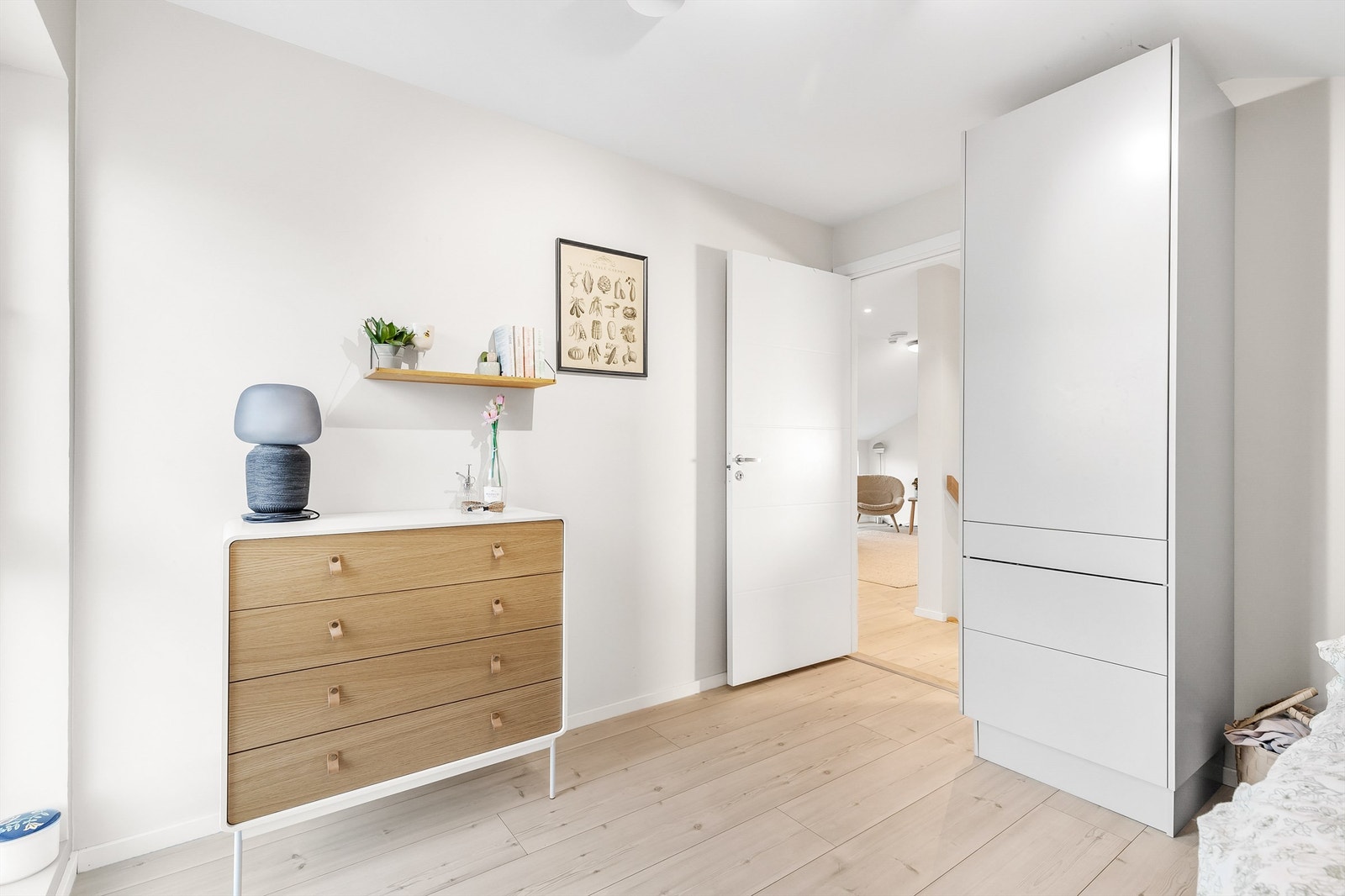 Det er plass til seng, kommode og garderobeskap. Galleribilde