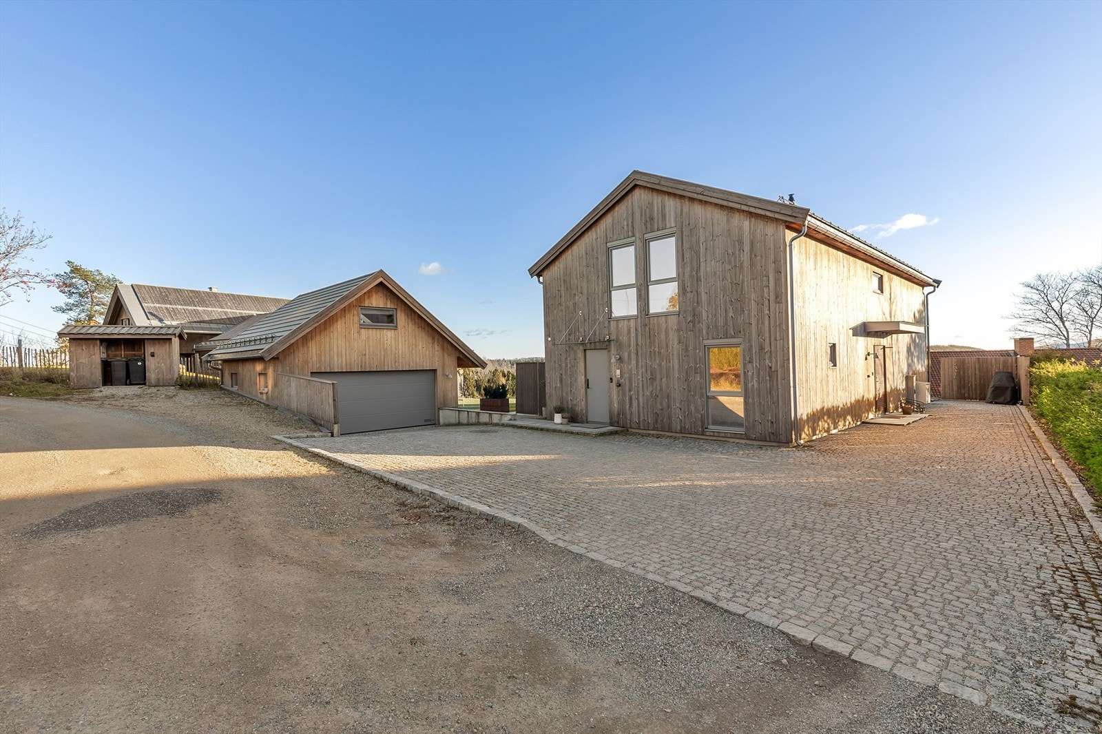 Her får du en flott enebolig fra 2018, perfekt for barnefamilier! Boligen har fem romslige soverom og flere stuer og har en moderne og funksjonell planløsning. Galleribilde