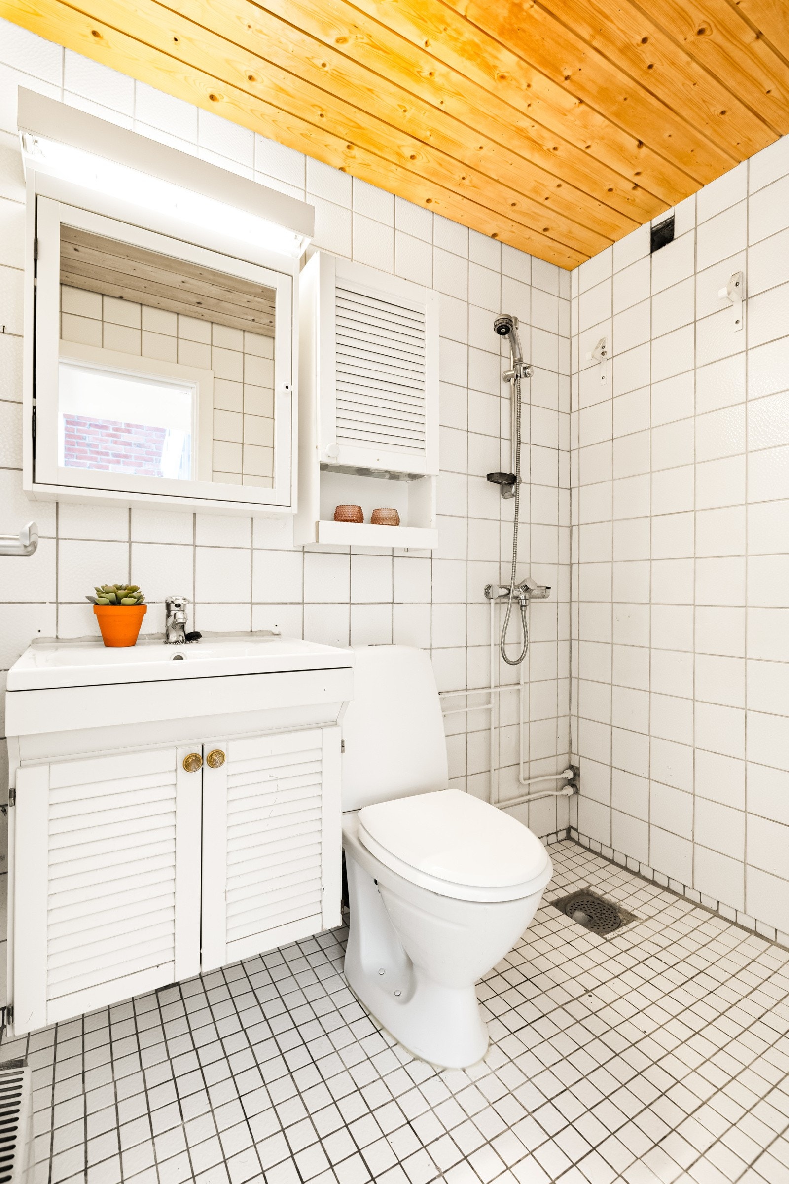 Bad i kjeller. Rommet har servant med profilerte fronter, gulvstående toalett og dusjvegger/hjørne. Galleribilde