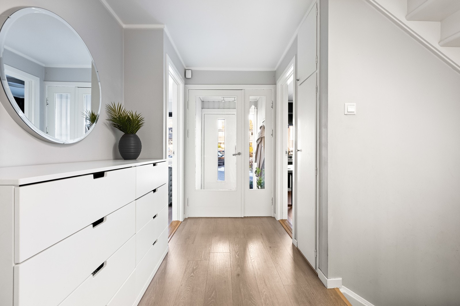 Gang/trappegang leder til 4 soverom og bad. Her er det plass til garderobeskap eller kommoder. Galleribilde