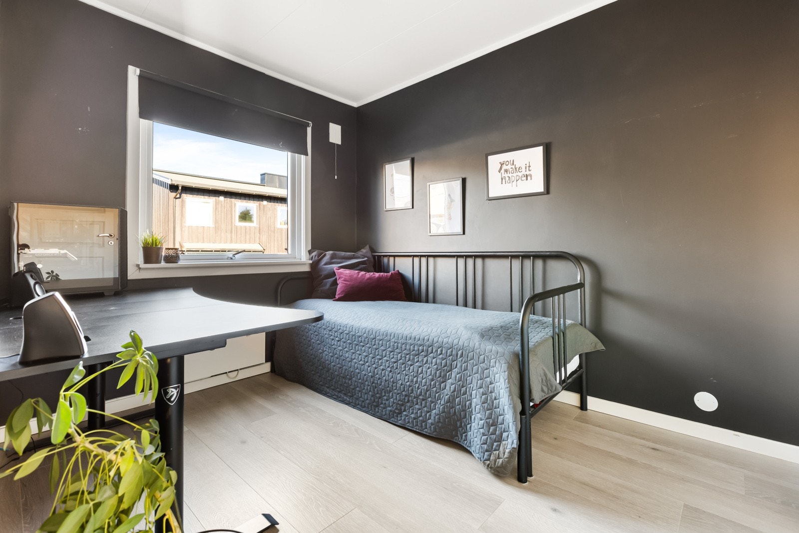 Soverom 3 er ca 8,7 kvm og er et godt barnerom med plass til seng, garderobeskap og skrivebord. Galleribilde