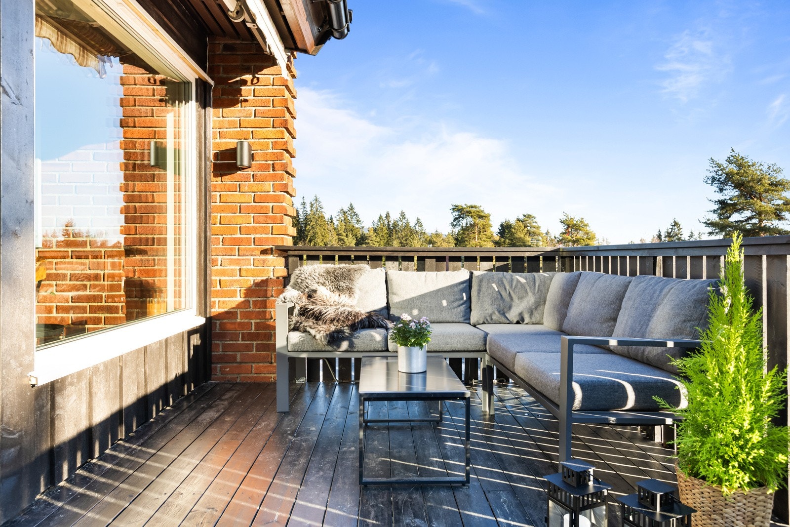 Det er nye vinduer og balkongdør fra 2025 i stuen. Galleribilde