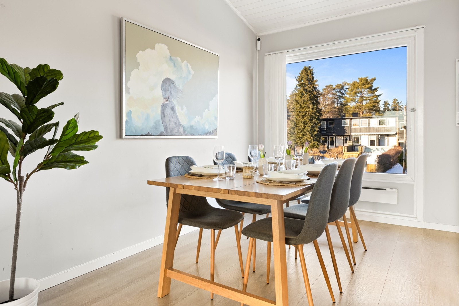 Det er god plass til langbord til mange gjester i spisestuen. Galleribilde