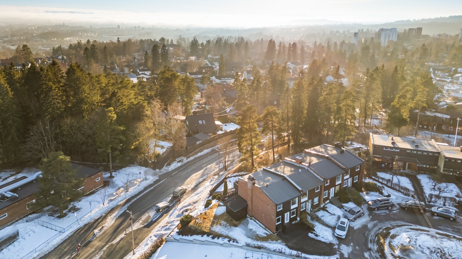 Nabolaget tilbyr varierte aktiviteter for barn i alle aldere som fotball og håndball, skiskole, tennisanlegg. Galleribilde