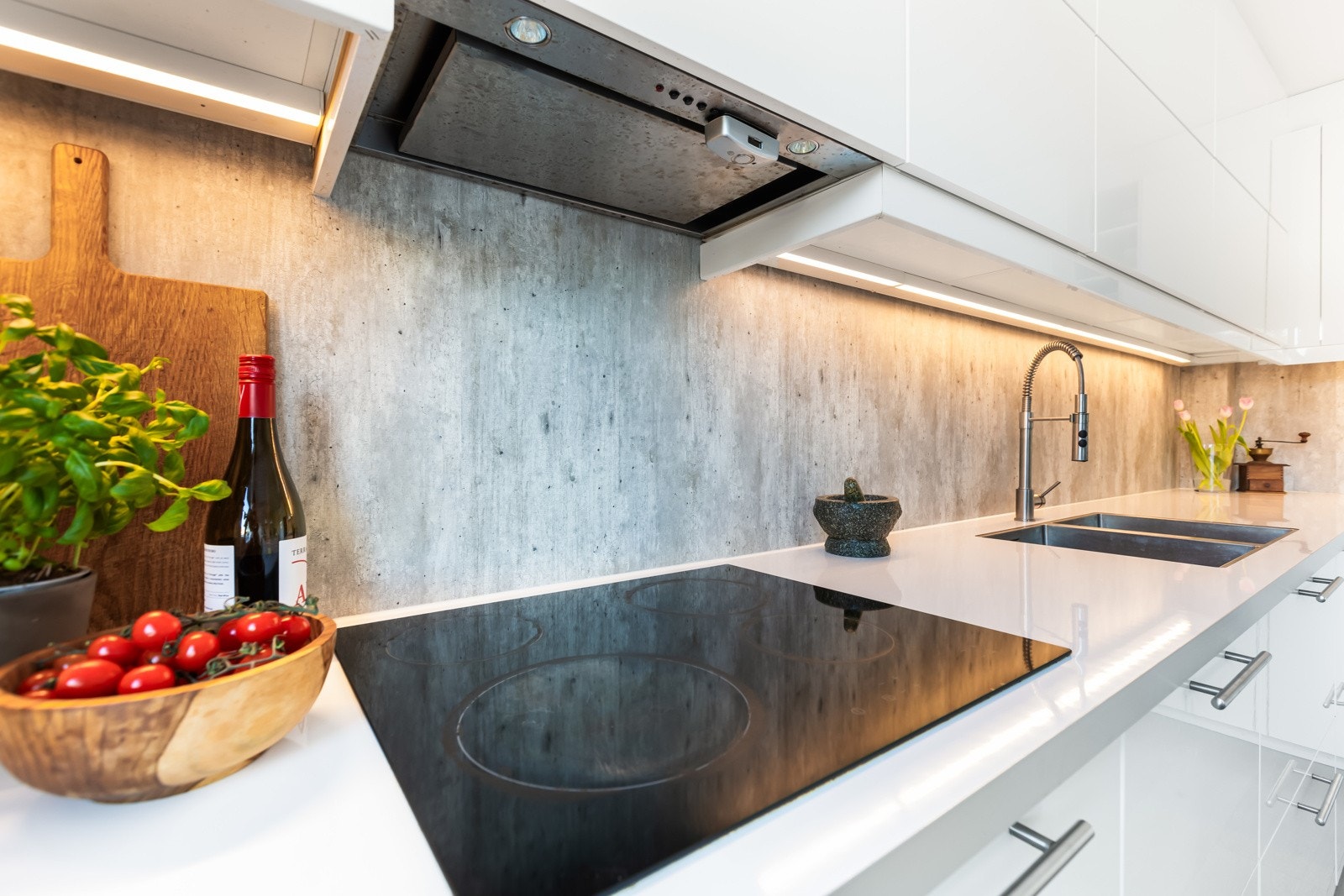 Integrerte hvitevarer: Platetopp, ovn, mikro, kjøleskap og oppvaskmaskin. Kjøkkenventilator med avtrekk ut. Galleribilde