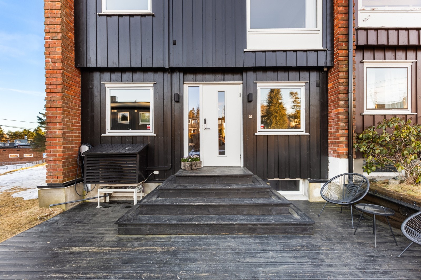 Hagen på inngangssiden er asfaltert. Her er det mulig å stille bil på egen tomt og det er etablert el-billader på husveggen. Trapper, ytterdør og terrasser er bygget/byttet i senere år. Galleribilde
