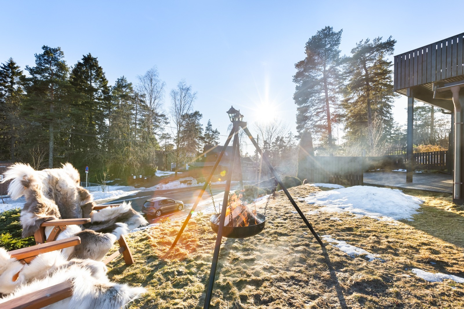 Huset har solrik hage på 3 sider som består av markterrasse på 37 kvm vendt mot sydvest, plenbelagt område med plass til trampoline og bålpanne, samt inngangssiden som er asfaltert og har noe markterrasse rundt trappen til huset. Galleribilde