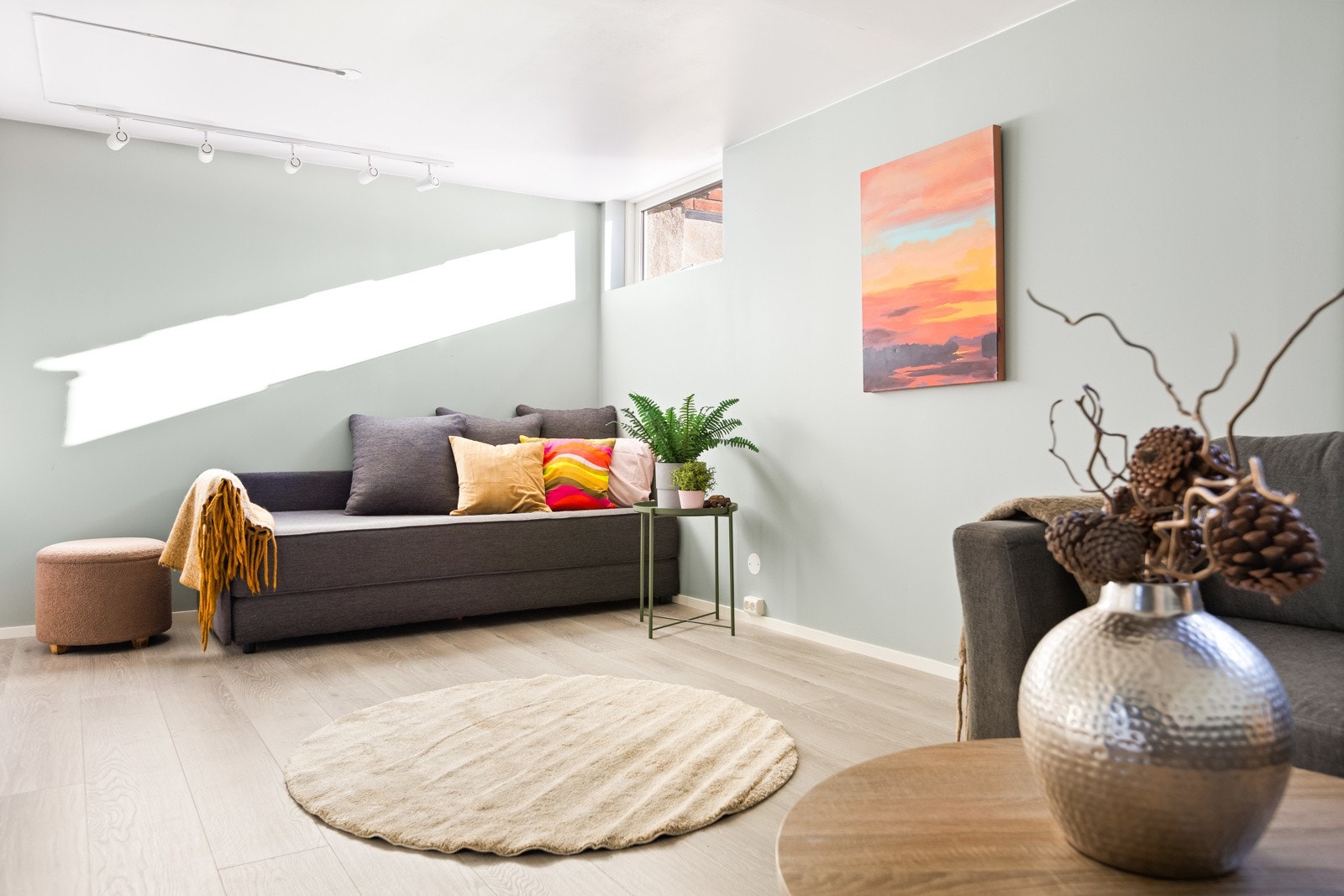 Stor multibruks-stue i kjeller på ca 20 kvm. Her er det god plass til flere møbelgrupper og er perfekt i bruk som tv-stue og til gjesteovernatting (ikke godkjent til rom for varig opphold)! Galleribilde